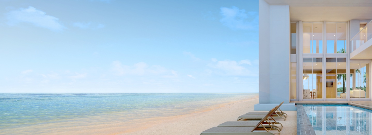 Villa contemporaine en bord de mer avec piscine, transats et vue sur une plage de sable
