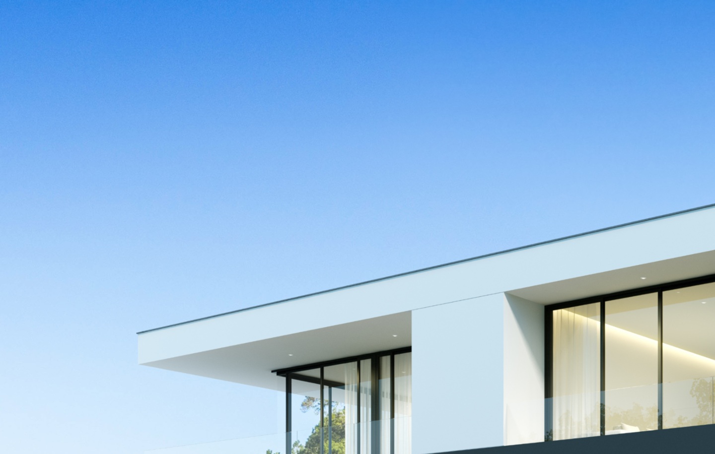 Façade d’une maison contemporaine avec baies vitrées, terrasse en verre et ciel bleu